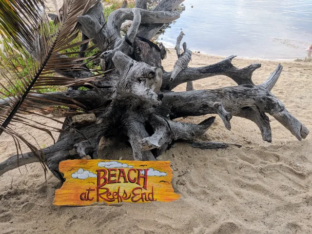 Reef's End Lodge, Tobacco Caye