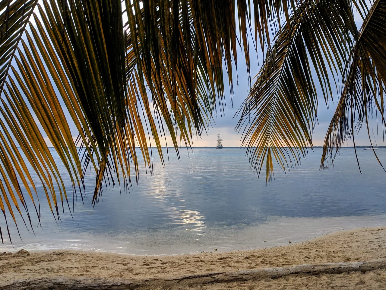 Reef's End Lodge, Tobacco Caye