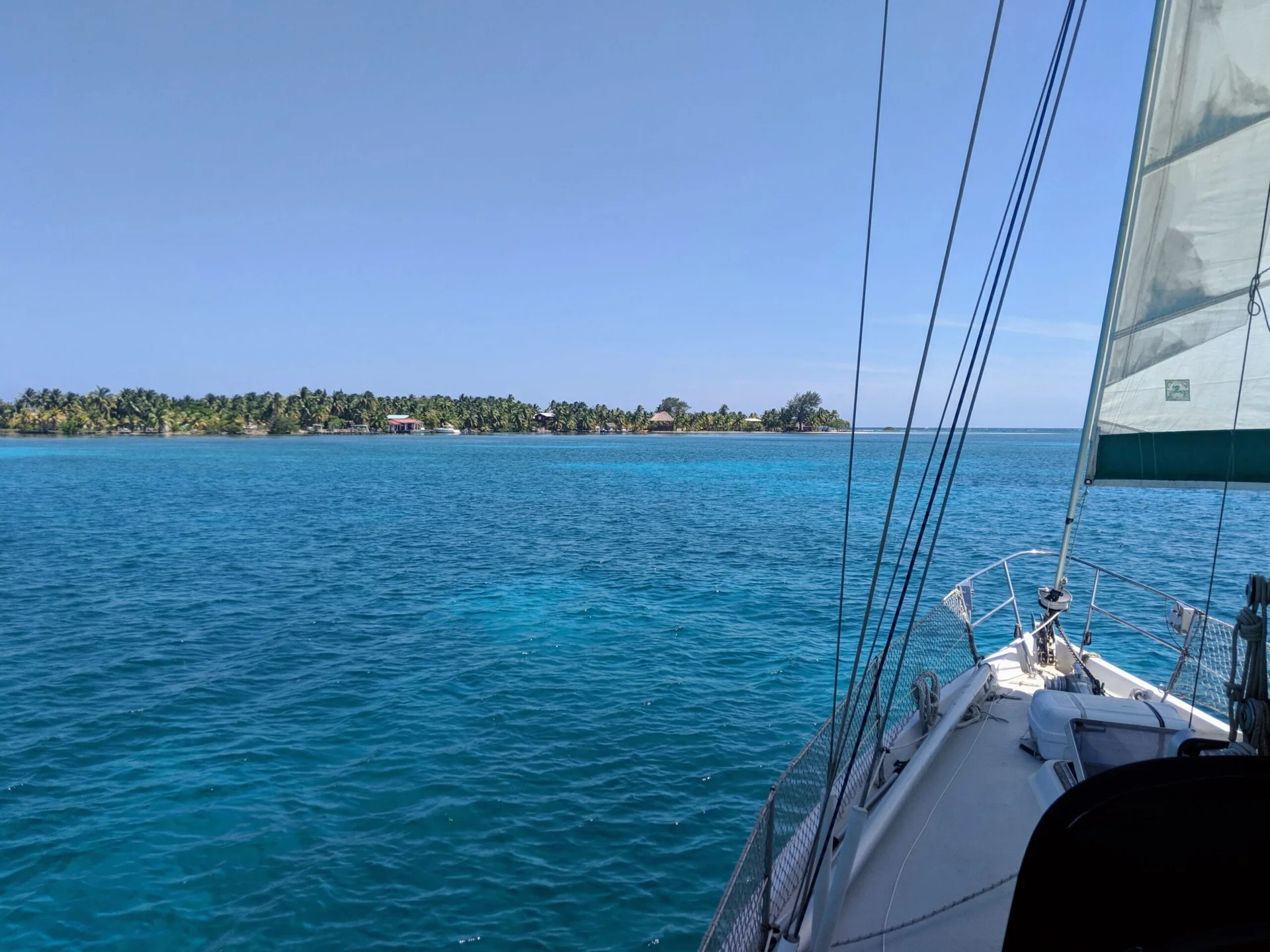 Au mouillage devant Tobacco Caye