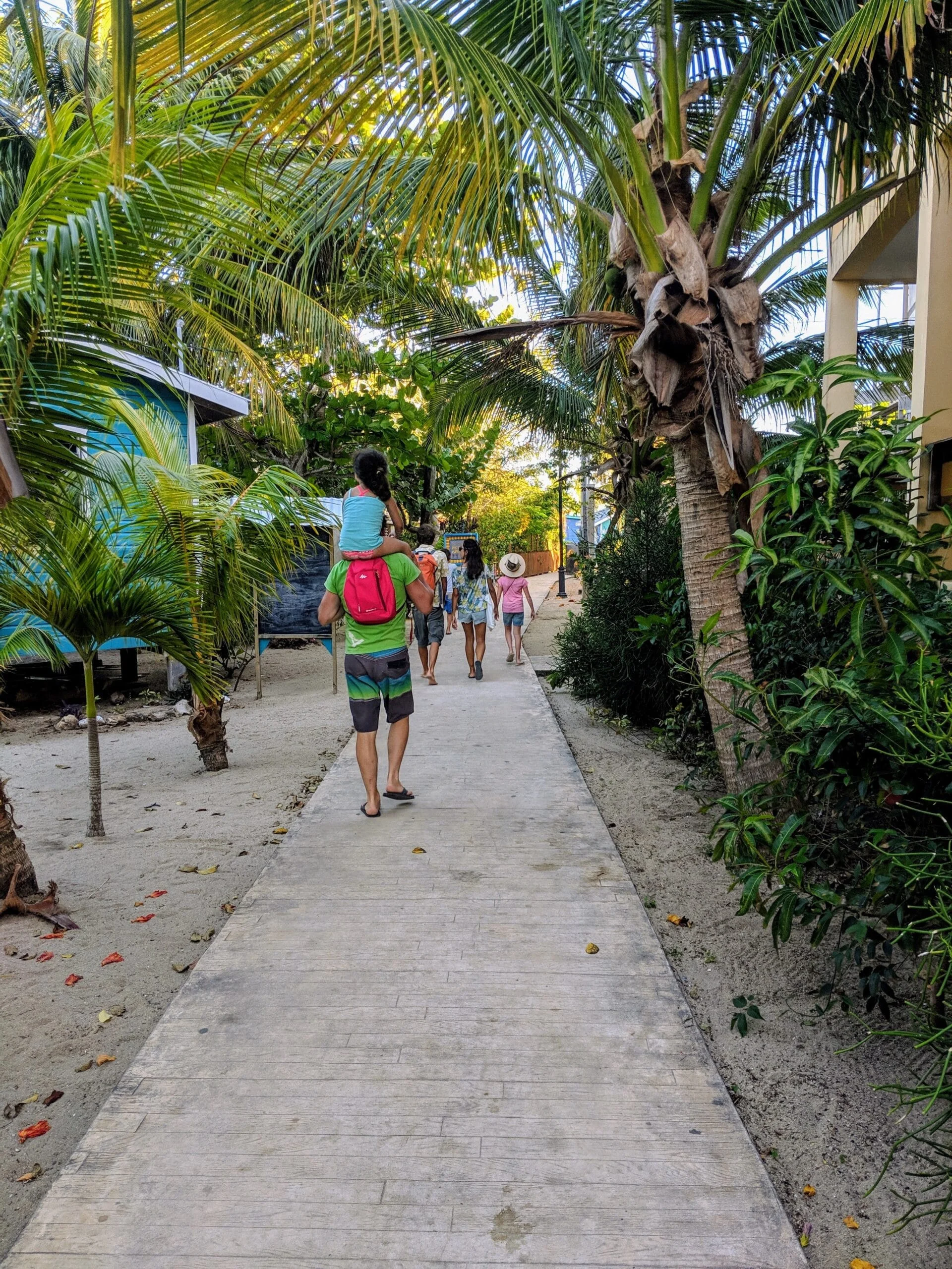 Rue principale de Placencia, la rue la plus étroite au monde