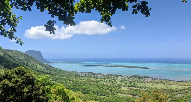 Vue panoramique sur le lagon depuis Le Chamarel