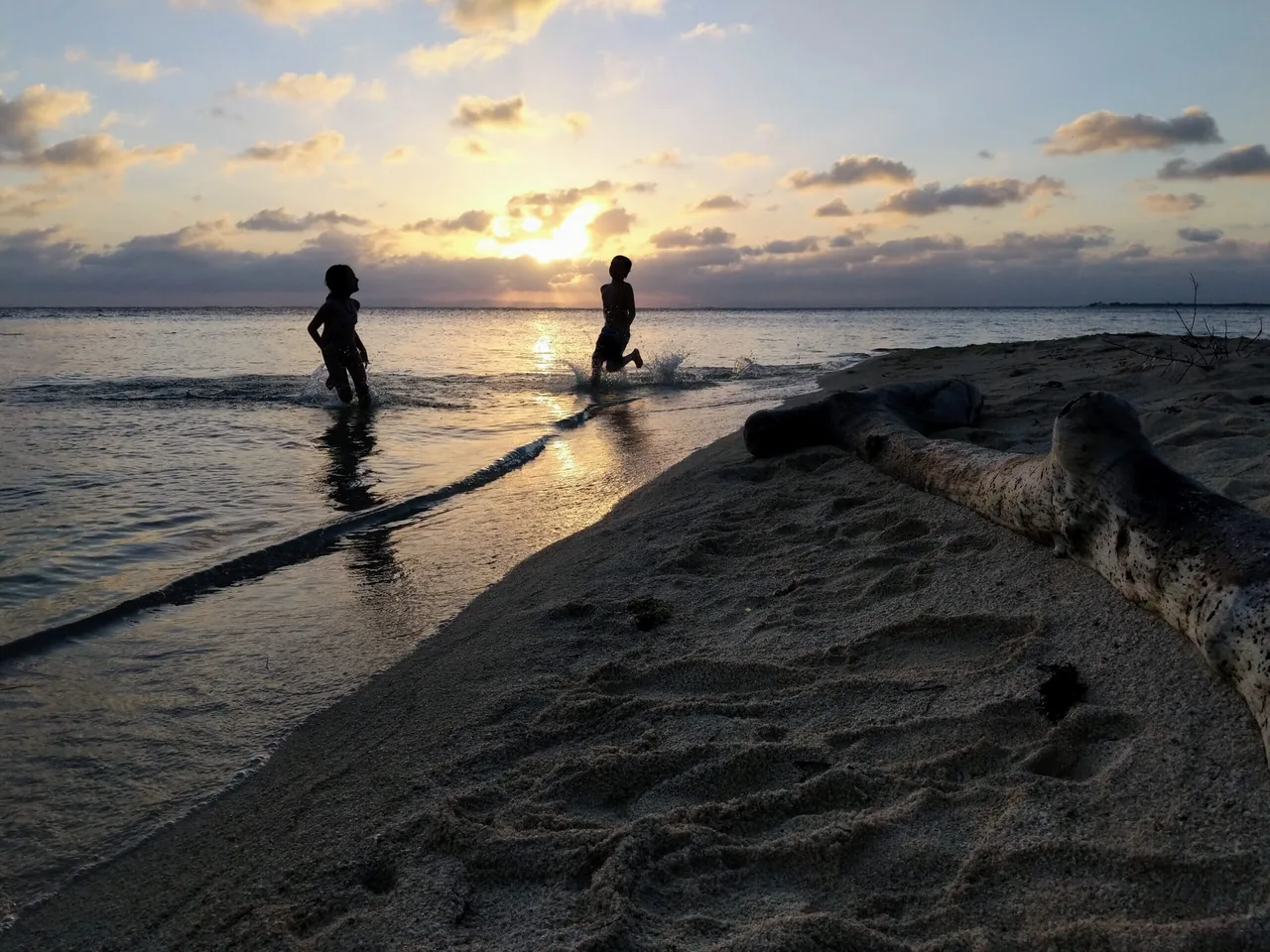 Jeux dans l'eau au coucher du soleil, South Water Caye