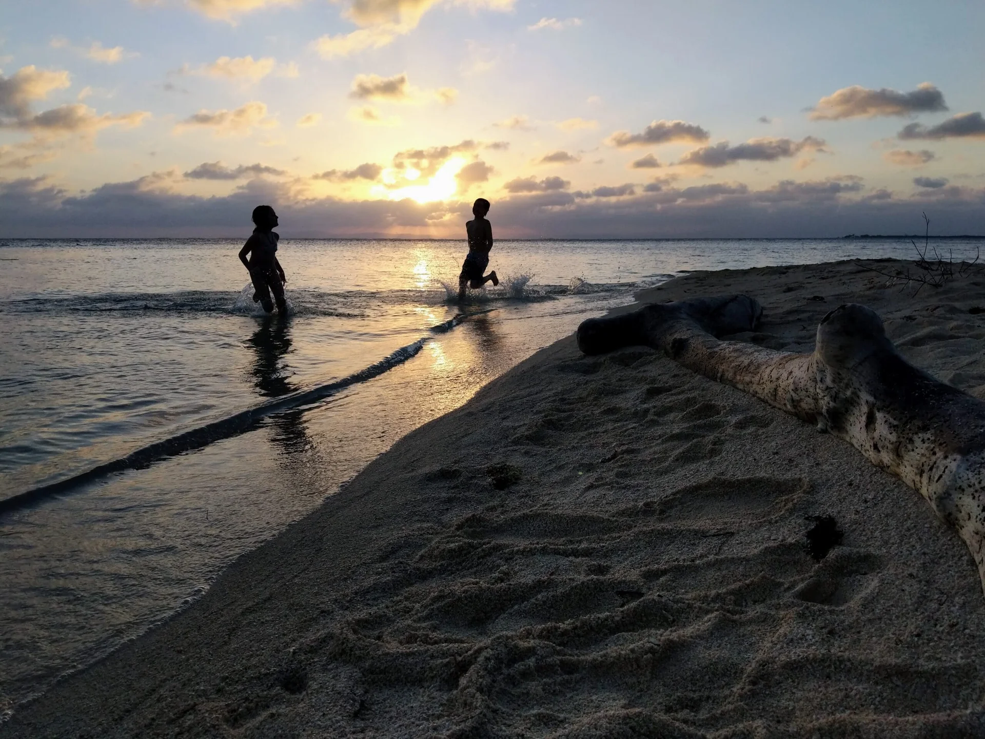 Jeux dans l'eau au coucher du soleil, South Water Caye