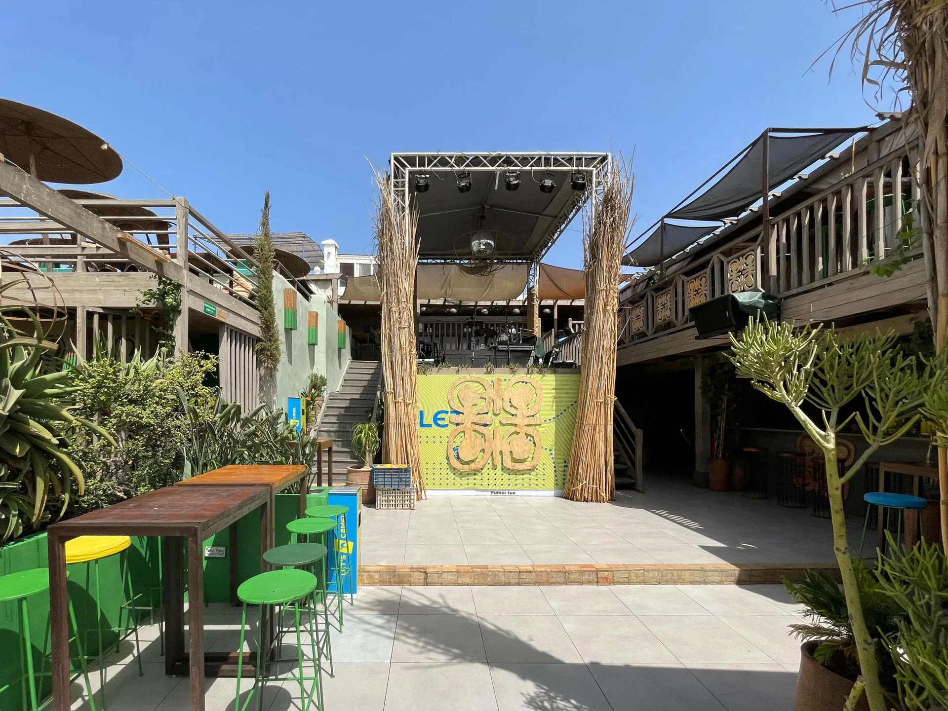 Les Terrasses by Taros