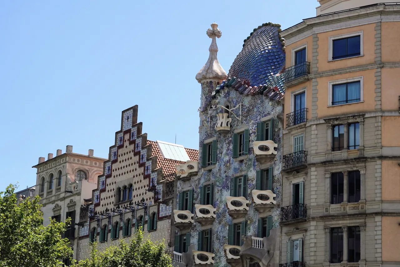 Façade colorée de la Casa Batlló, chef-d’œuvre d’Antoni Gaudí sur le Passeig de Gràcia à Barcelone, en Espagne.